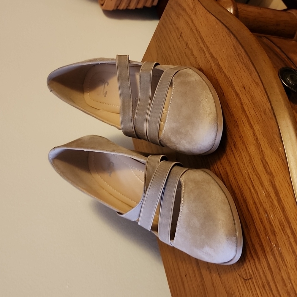 Taupe Like New Journee Collection Loren Pumps